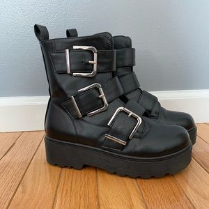 Woman’s size 6 yoki goth boots.